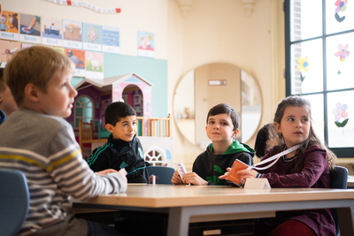 911126 Afbeelding van de eerste (Nederlandse) schooldag op de Taalschool in Utrecht voor de 8-jarige Mischa uit ...